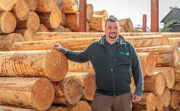 Seit vier Jahren führt Manuel Bay gemeinsam mit seinem Cousin Matthias das Sägewerk Bay in Mannenweiler in der Gemeinde Großerla