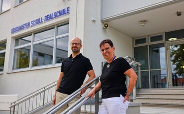 Bastian Menrad, stellvertretender Schulleiter und Sabine Klass, Schulleiterin der Geschwister-Scholl Realschule.