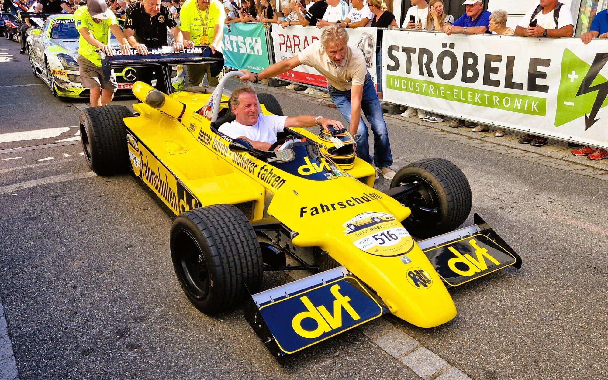 Große Ehre: Joachim Winkelhock im Ex-Formel-2-Rennwagen seines Bruders Manfred