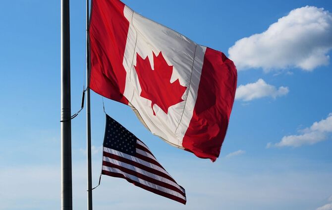 Flaggen von Kanada und den USA