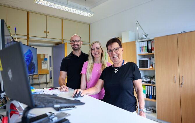 Sabine Klass bei den "Stundenplanbauern": Jessica Artinger (Mitte) und Bastian Menrad (stellvertretender Schulleiter).