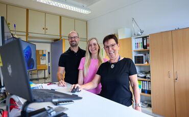 Sabine Klass bei den "Stundenplanbauern": Jessica Artinger (Mitte) und Bastian Menrad (stellvertretender Schulleiter).