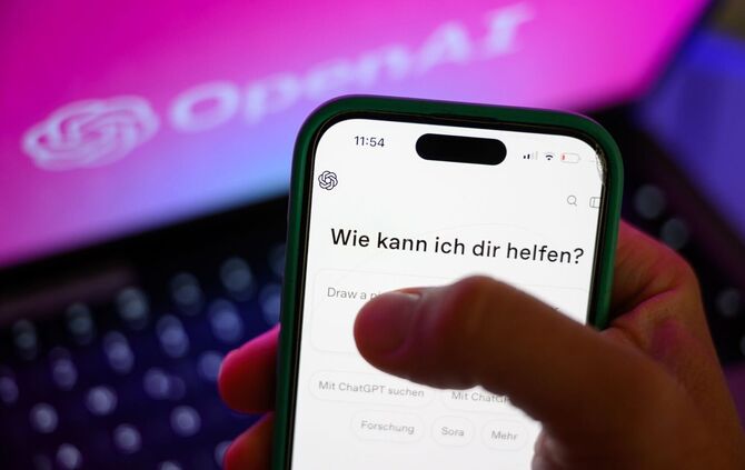 Forscher der großen KI-Labore warnen zunehmend vor Risiken bei der rapiden Entwicklung Künstlicher Intelligenz. (Archivbild)