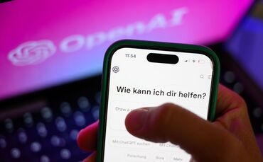 Forscher der großen KI-Labore warnen zunehmend vor Risiken bei der rapiden Entwicklung Künstlicher Intelligenz. (Archivbild)