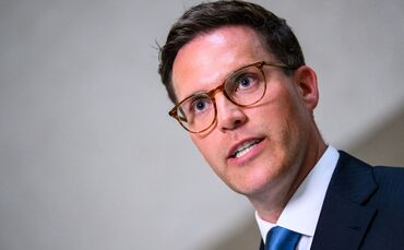 Baden-Württembergs Innenminister trifft Fußballvereine