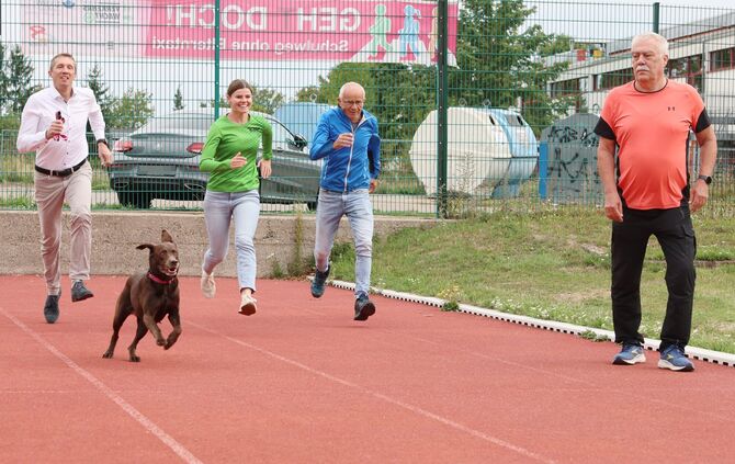 Bald startet wieder das Sport- und Spielfest Welzheim. Freuen sich drauf, v. l.: Michael Huy, Schulleiter Bürgfeldschule mit Hün