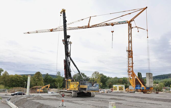 Nach vier Tagen ungeplanter Standzeiten nimmt die Ramme für Fertigbetonpfähle am Mittwochmorgen, 9. September, den Betrieb auf.