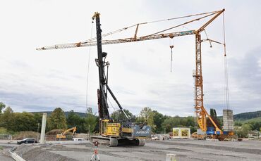 Nach vier Tagen ungeplanter Standzeiten nimmt die Ramme für Fertigbetonpfähle am Mittwochmorgen, 9. September, den Betrieb auf. 
