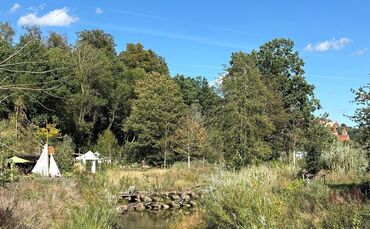 Die Jagst schlängelt sich malerisch durch das Gartenschaugelände, rechts und links des Flusses gibt es Spielplätze, Gärten und E