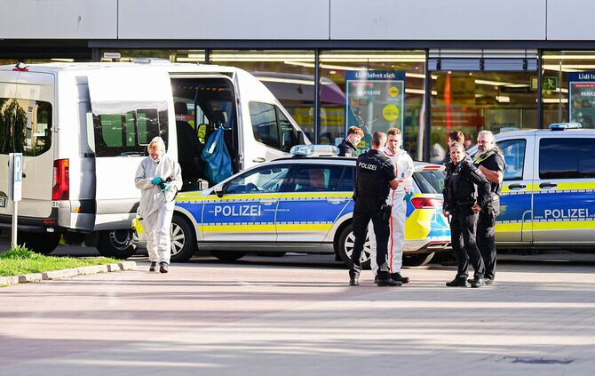 In einem Ratzeburger Supermarkt ist nach Polizeiangaben eine Frau getötet worden.