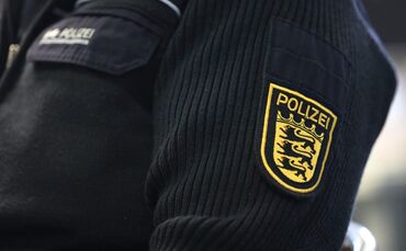 Der Mann bedrohte und beleidigte auch die alarmierten Polizisten (Symbolfoto).