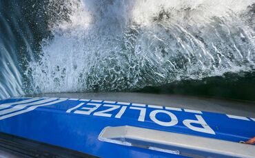 Eine Streife der Wasserschutzpolizei entdeckte den Toten im Wasser. (Symbolbild)