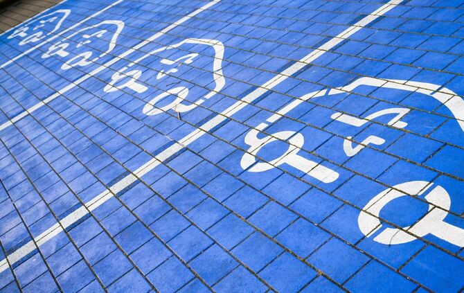 Mehr als jeder vierte Fahrer eines Autos mit Verbrennermotor in Deutschland will aufs E-Auto umsteigen. (Symbolbild)
