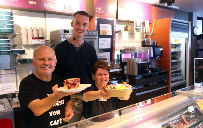 Herzlich Willkommen im Café Entrée: Gute Laune verbreiten Gruppenleiter Mike Vöhringer (Mitte) zusammen mit Angela Wörner und Ro
