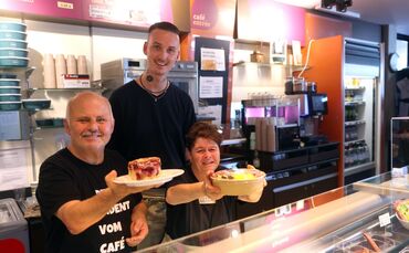 Herzlich Willkommen im Café Entrée: Gute Laune verbreiten Gruppenleiter Mike Vöhringer (Mitte) zusammen mit Angela Wörner und Ro
