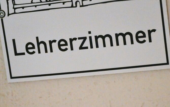 In einigen Lehrerzimmern im Land gibt es zum Schuljahresbeginn noch freie Plätze. (Archivbild)