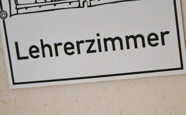 In einigen Lehrerzimmern im Land gibt es zum Schuljahresbeginn noch freie Plätze. (Archivbild)