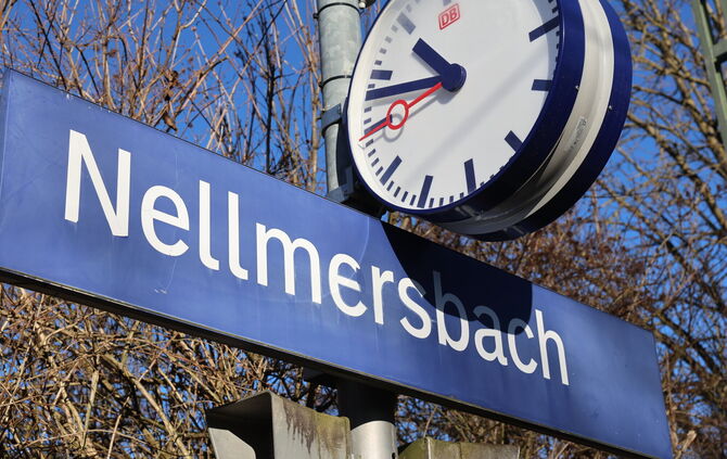 Uhren, die in Nellmersbach am Bahnhof an Gleis 1 montiert waren, sind gestohlen worden. (Archivfoto)