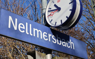 Uhren, die in Nellmersbach am Bahnhof an Gleis 1 montiert waren, sind gestohlen worden. (Archivfoto)
