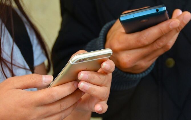 Am Lessing-Gymnasium Winnenden hängen die Schülerinnen und Schüler künftig seltener am Smartphone.