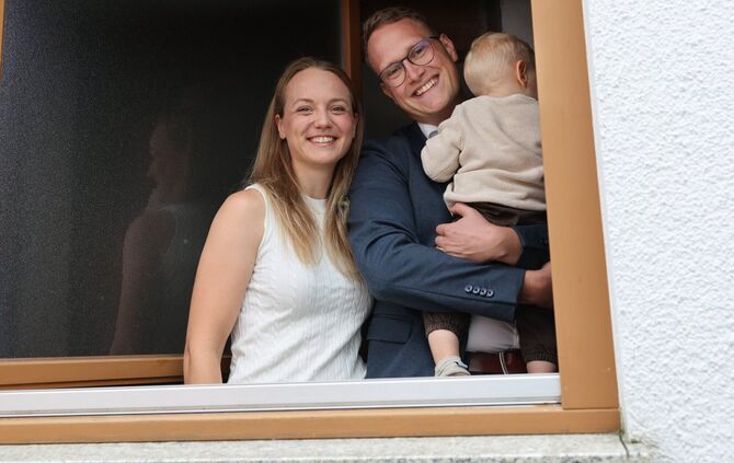 Hier grüßen künftig die Schindlers aus dem Fenster: Der Urbacher Bürgermeister mit Frau Sandra und Sohn Lukas in ihrem neuen Hau