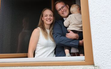 Hier grüßen künftig die Schindlers aus dem Fenster: Der Urbacher Bürgermeister mit Frau Sandra und Sohn Lukas in ihrem neuen Hau