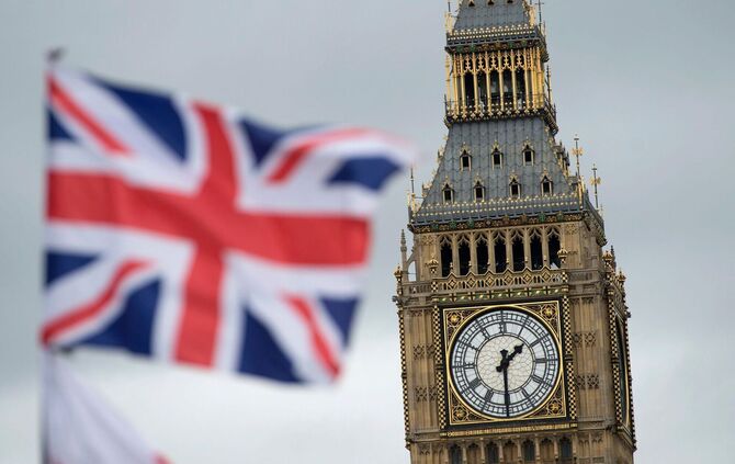 Die Union Jack weht vor dem Big Ben