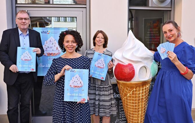 Gemeinsam mit der Künstlerin Alice Obermeier (Zweite von links), die das Cover gestaltet hat, stellen Oliver Basel, Friederike S