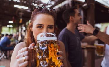 Fallen die Preise für eine Maß Bier in diesem Jahr noch höher aus? (Symbolbild)