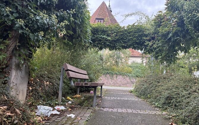 Der kleine namenlose Platz zwischen Lutherkirche, Marktplatz und Cannstatter Straße bietet schattige Sitzbänke - leider ist er n
