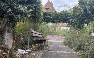 Der kleine namenlose Platz zwischen Lutherkirche, Marktplatz und Cannstatter Straße bietet schattige Sitzbänke - leider ist er n