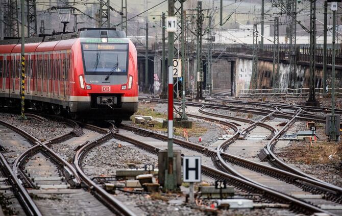 Die Stuttgarter S-Bahn fährt seit heute wieder auf der Stammstrecke. (Archivbild)