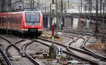 Die Stuttgarter S-Bahn fährt seit heute wieder auf der Stammstrecke. (Archivbild)