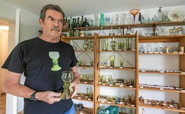 Das T-Shirt mit dem aufgedruckten Römer, einem Standardweinglas des 17. Jahrhunderts mit seinem charakteristischen Fadenfuß, hat