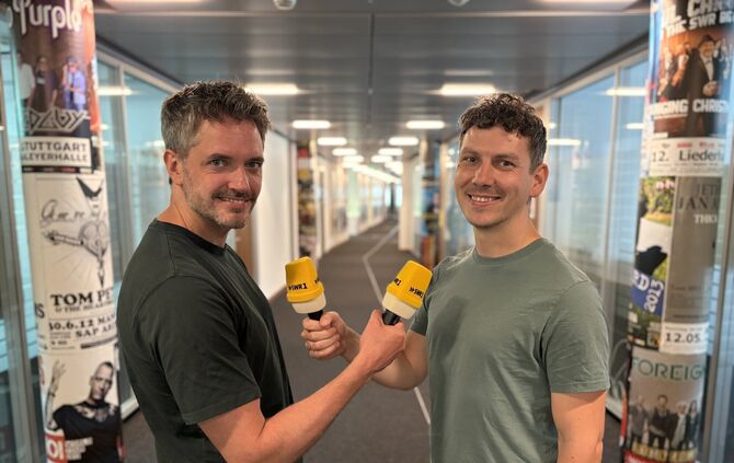 Die SWR1-Moderatoren Benedict Walesch und Julian Hammerstein (rechts) moderieren am 8. Oktober das Duell zwischen Remshalden und