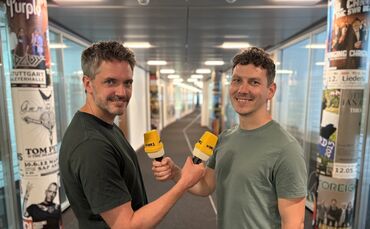 Die SWR1-Moderatoren Benedict Walesch und Julian Hammerstein (rechts) moderieren am 8. Oktober das Duell zwischen Remshalden und