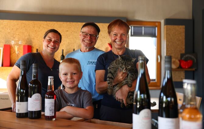 Von links: Stefanie Karpf (38), Walter (68) und Susanne (62) Zimmer mit dem Enkelsohn Leon Karpf (7) und Weingut-Kater Django.