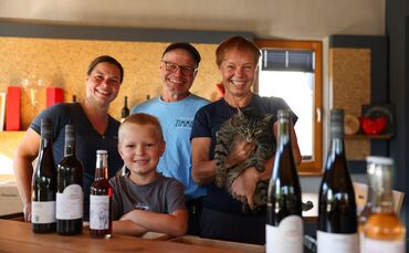 Von links: Stefanie Karpf (38), Walter (68) und Susanne (62) Zimmer mit dem Enkelsohn Leon Karpf (7) und Weingut-Kater Django.