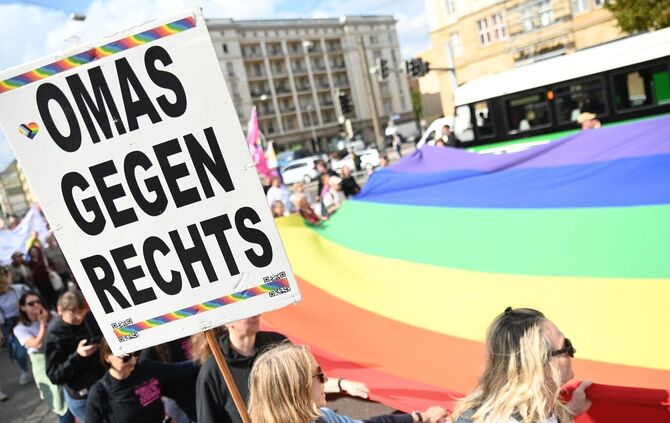 Die «Omas gegen Rechts» waren in mehreren Städten dabei.