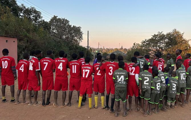 Große Freude bei den Fußballbegeisterten in Sambia über Trikots vom FC Spraitbach und FC Alfdorf.