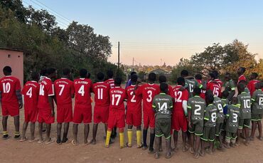 Große Freude bei den Fußballbegeisterten in Sambia über Trikots vom FC Spraitbach und FC Alfdorf.