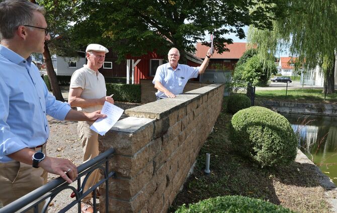 Ortstermin am Feuersee mit (v. l.) Bürgermeister Thomas Bernlöhr sowie Dieter Frey und Günter Brecht vom Historischen Verein.