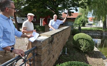 Ortstermin am Feuersee mit (v. l.) Bürgermeister Thomas Bernlöhr sowie Dieter Frey und Günter Brecht vom Historischen Verein.