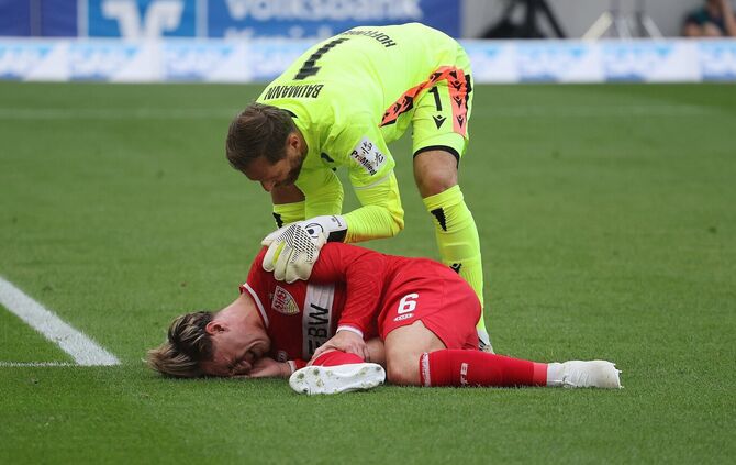Angelo Stiller musste gegen die TSG Hoffenheim nach einem Schlag aufs Knie verletzt ausgewechselt werden.