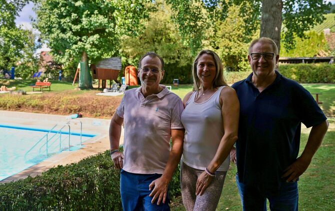 Der Leiter der Arbeitsgemeinschaft Liegenschaften Harry Köck, Tanja Köck, Rettungsschwimmerin, und Rolf Barth, Zweiter Vorsitzen