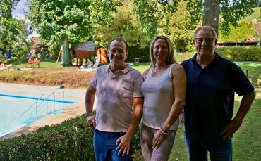 Der Leiter der Arbeitsgemeinschaft Liegenschaften Harry Köck, Tanja Köck, Rettungsschwimmerin, und Rolf Barth, Zweiter Vorsitzen