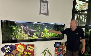 Bernd Siegmund erklärt, welche Fische im Aquarium schwimmen.