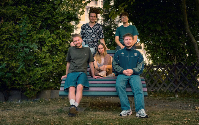 Die Stuttgarter Band "Birds are Friends" thematisiert in ihren Songs gesellschaftskritische Themen (untere Reihe von links: Tom