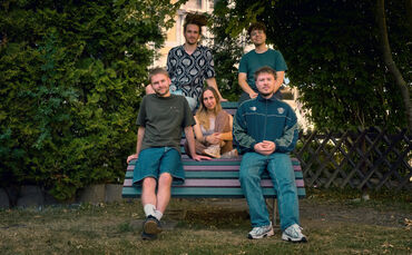Die Stuttgarter Band "Birds are Friends" thematisiert in ihren Songs gesellschaftskritische Themen (untere Reihe von links: Tom