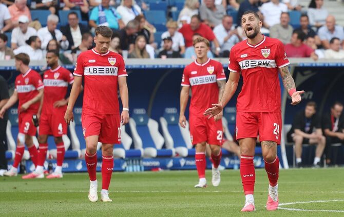 VfB-Verteidiger Jeff Chabot (rechts) kann mit seiner Leistung in Sinsheim nicht zufrieden sein.